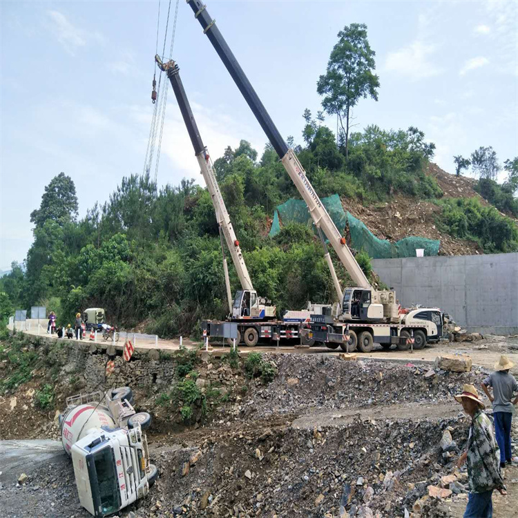沧州新华汽车掉沟里叫吊车救援要多少钱